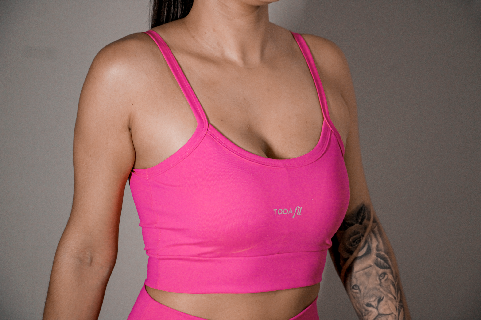 Detalhe do top slim pink TodaFit em close, ressaltando textura e qualidade.