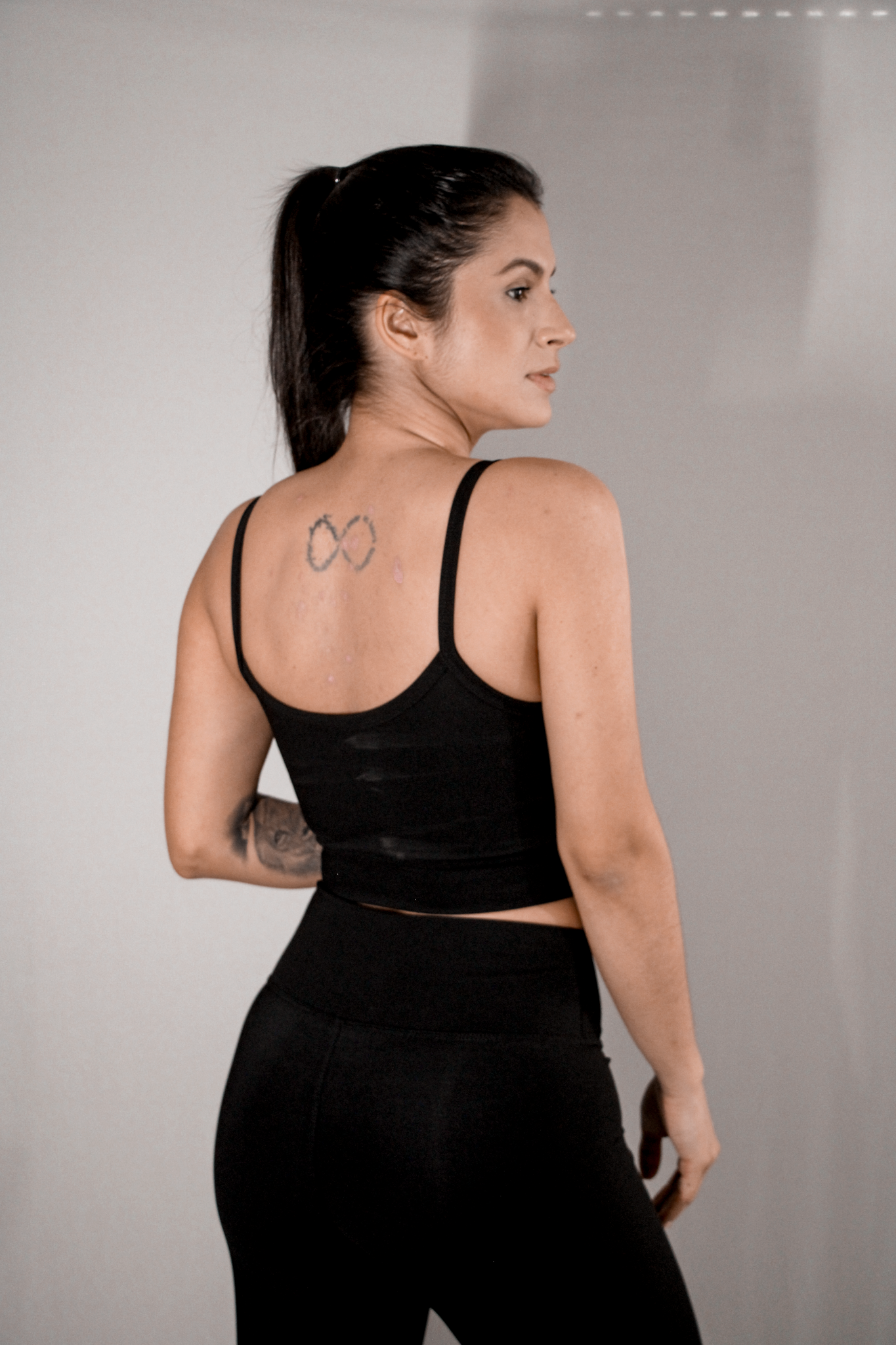 Top slim preto TodaFit visto por trás, mostrando o design das costas e acabamento reforçado.