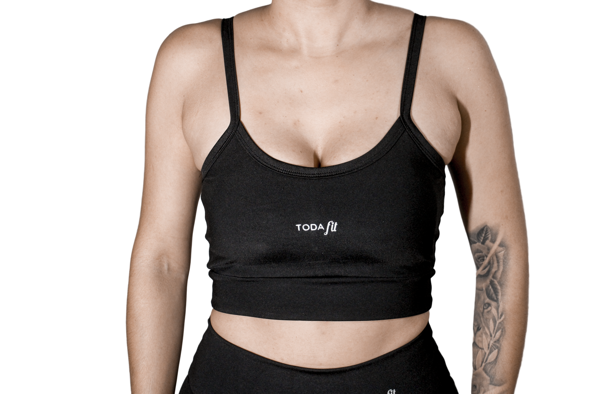 Detalhe do top slim preto TodaFit em close, enfatizando tecido e textura.