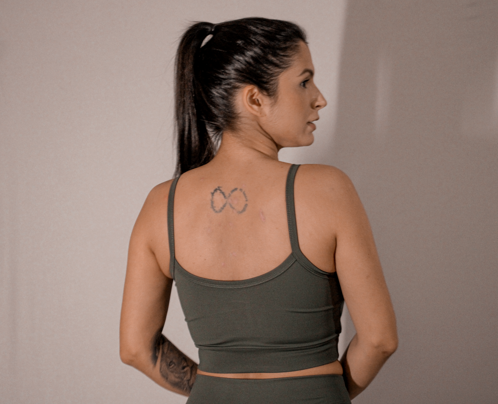 Top slim verde TodaFit visto por trás, destacando o design das costas e acabamento.