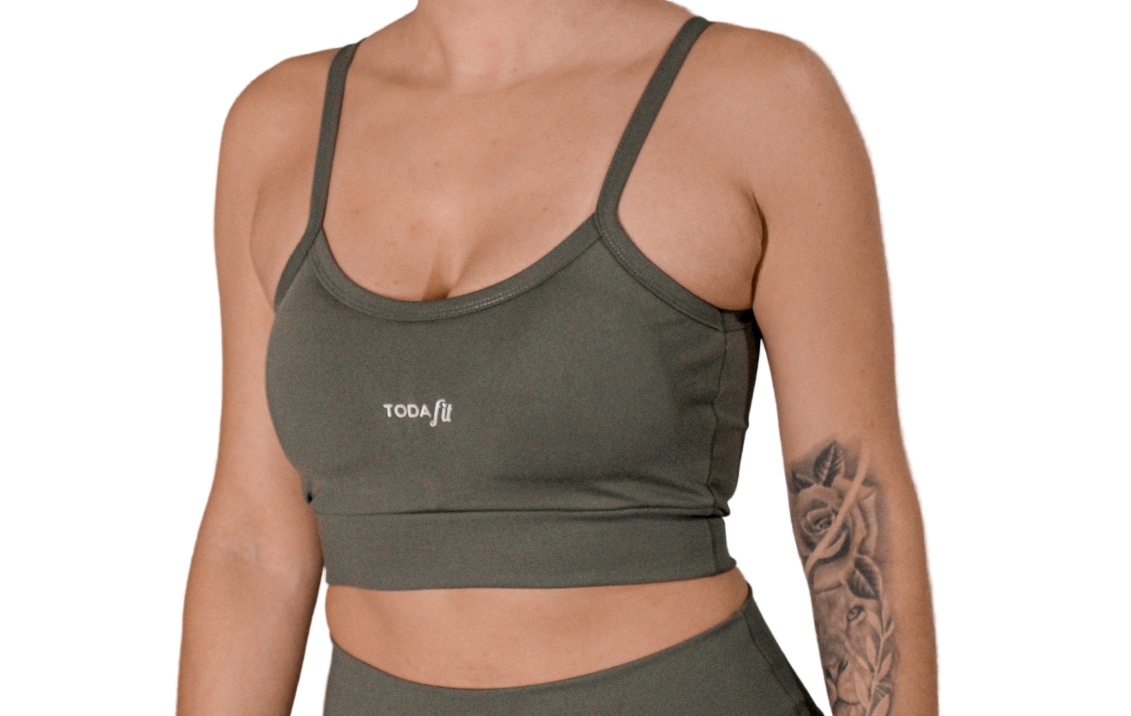 Top slim verde TodaFit visto de frente, destacando a modelagem e sustentação.