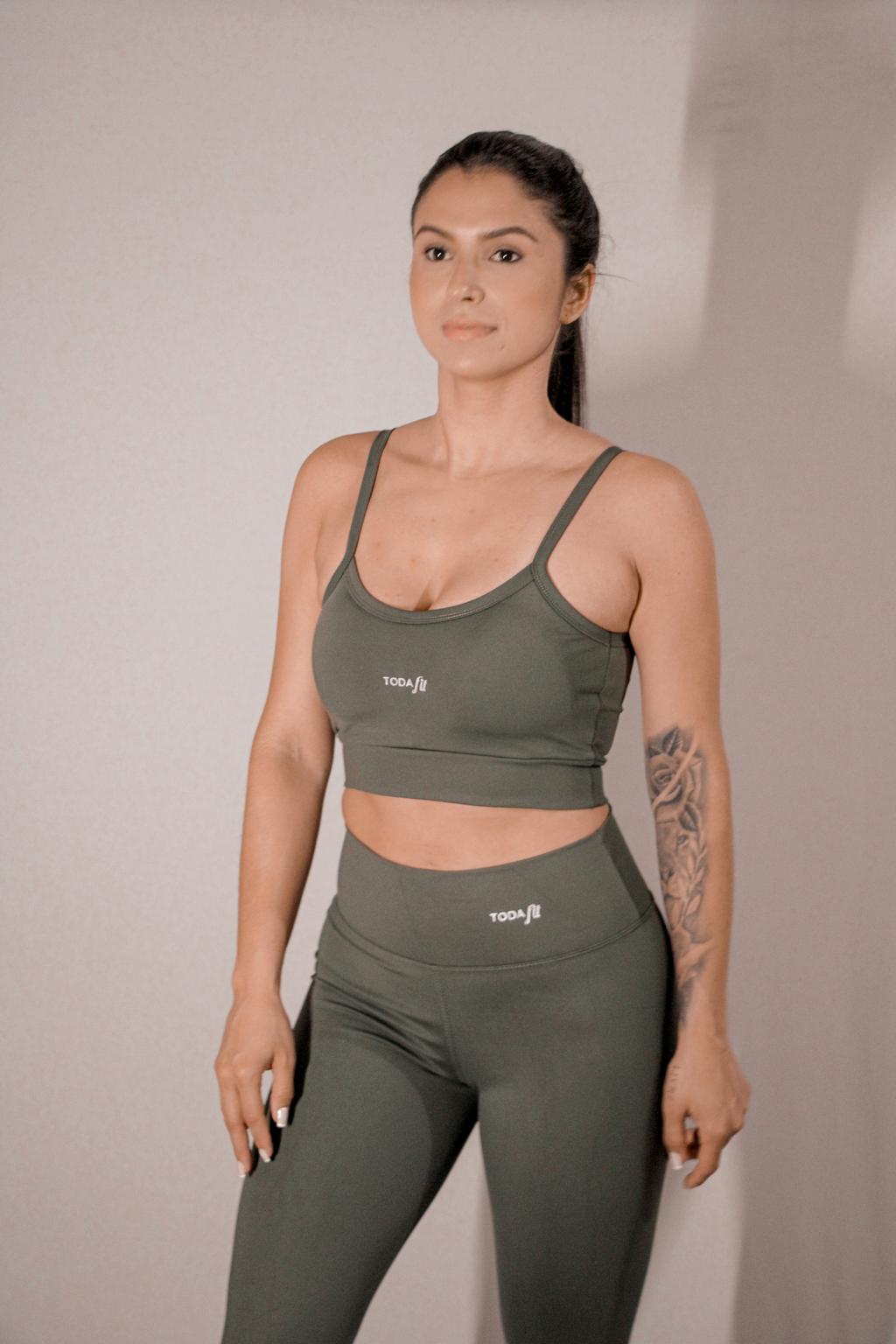 Top slim verde TodaFit visto de frente e corpo inteiro, destacando a modelagem e sustentação e a beleza no corpo inteiro.