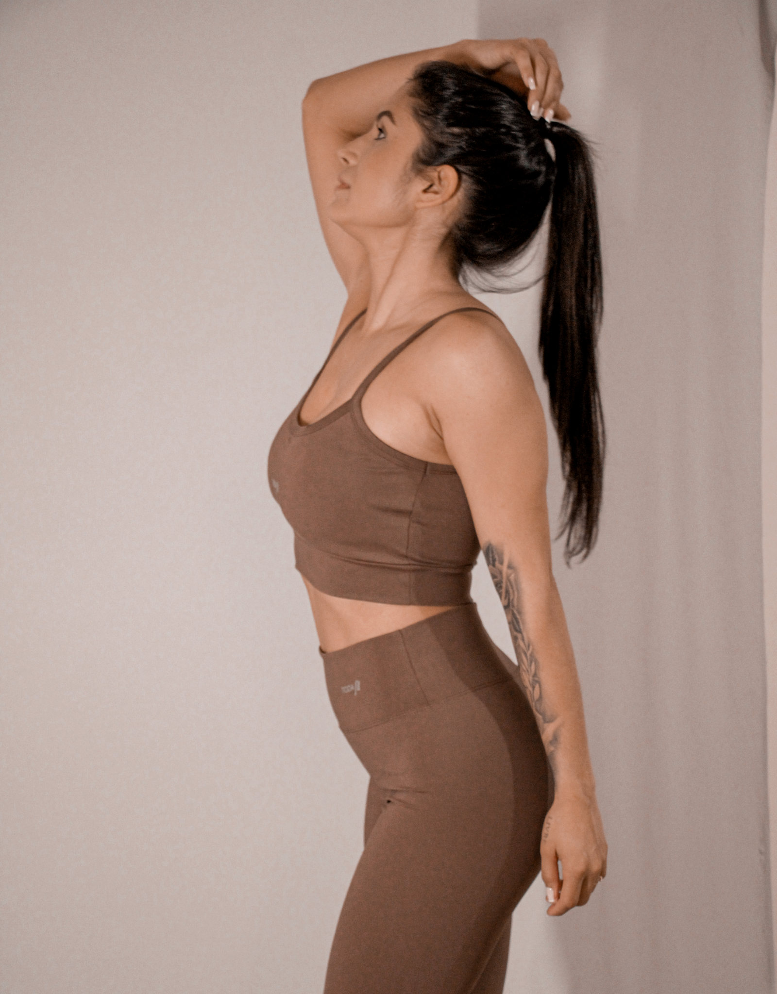 Top slim chocolate visto distante de corpo inteiro, focando em como fica de corpo inteiro